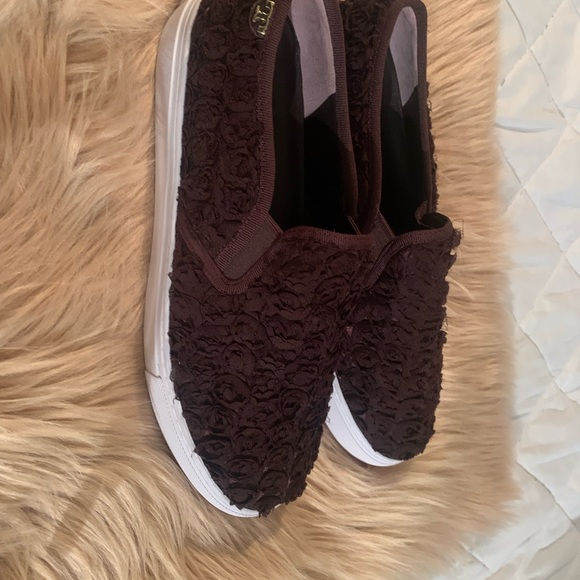 TORY BURCH BROWN FLOWER SNEAKER. - Picture 4 of 6